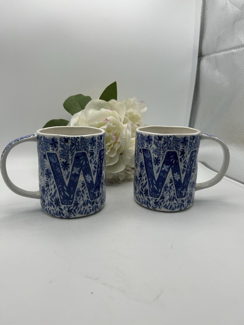 Monogram pieśni ludowej Anthropologie w kształcie litery „W” na obu kubkach. Niebiesko-biały wzór kwiatowy. zdjęcie 1