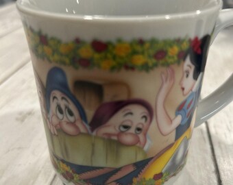 Taza de Disneyland Tokio. En excelente estado. Blancanieves y los siete enanitos.