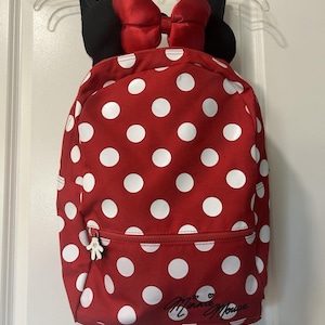 Mochila Disney Minnie Mouse roja con lunares y orejas con lazo en el bolsillo delantero imagen 1