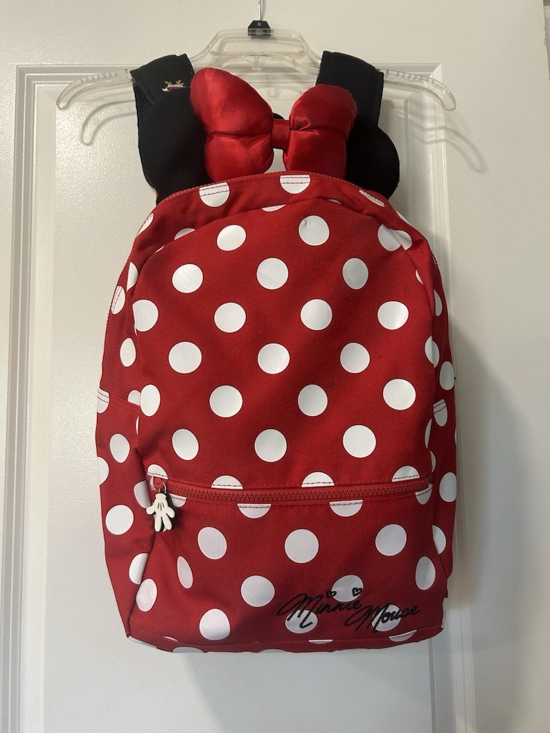 Mochila Disney Minnie Mouse roja con lunares y orejas con lazo en el bolsillo delantero imagen 1
