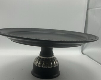 Plato para tarta de barro. Negro con base plateada. Gres.