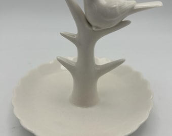 Soporte para anillos y baratijas. Cerámica blanca con un pajarito que hace de guardián.