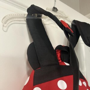 Mochila Disney Minnie Mouse roja con lunares y orejas con lazo en el bolsillo delantero imagen 13