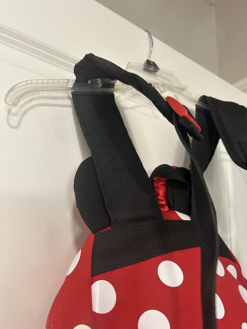 Mochila Disney Minnie Mouse roja con lunares y orejas con lazo en el bolsillo delantero imagen 13