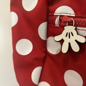 Mochila Disney Minnie Mouse roja con lunares y orejas con lazo en el bolsillo delantero imagen 5