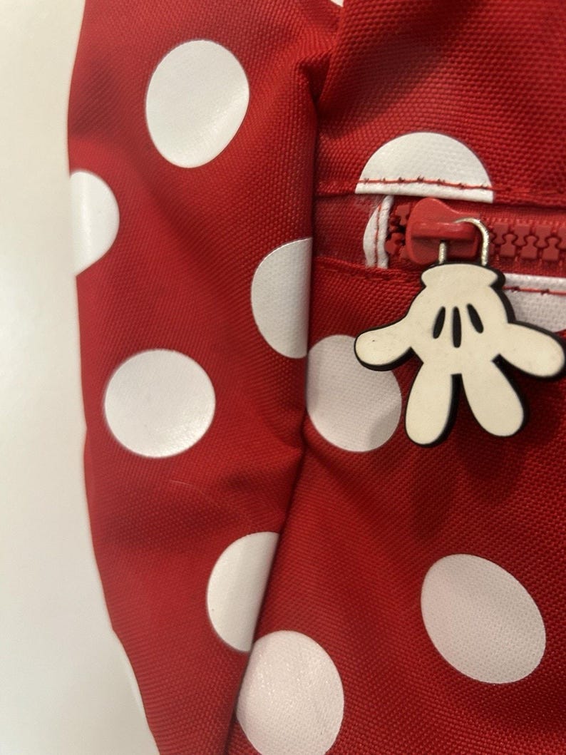 Mochila Disney Minnie Mouse roja con lunares y orejas con lazo en el bolsillo delantero imagen 5