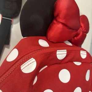 Mochila Disney Minnie Mouse roja con lunares y orejas con lazo en el bolsillo delantero imagen 8