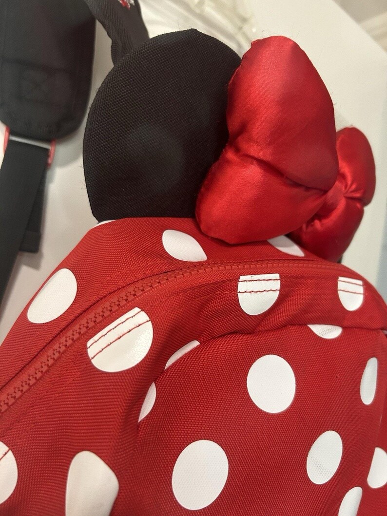 Mochila Disney Minnie Mouse roja con lunares y orejas con lazo en el bolsillo delantero imagen 8
