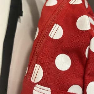 Mochila Disney Minnie Mouse roja con lunares y orejas con lazo en el bolsillo delantero imagen 7