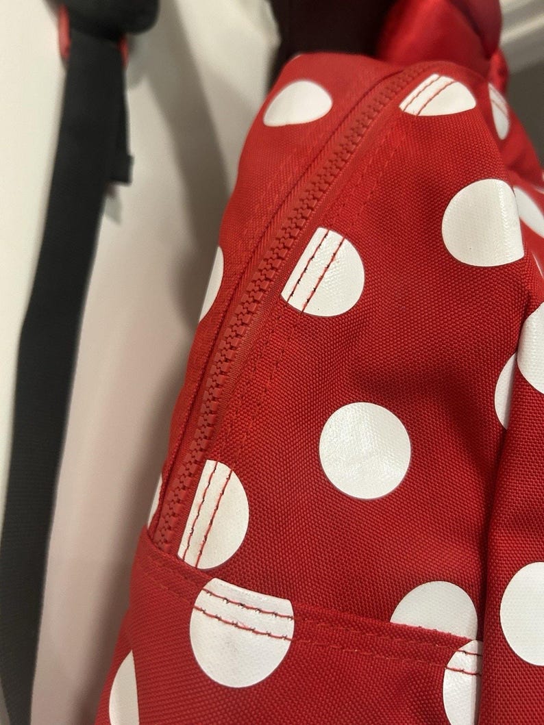 Mochila Disney Minnie Mouse roja con lunares y orejas con lazo en el bolsillo delantero imagen 7