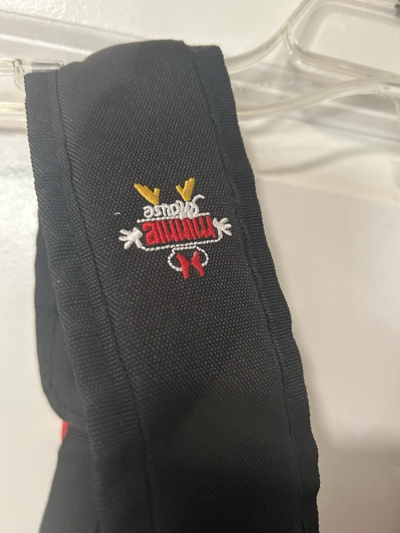 Mochila Disney Minnie Mouse roja con lunares y orejas con lazo en el bolsillo delantero imagen 3