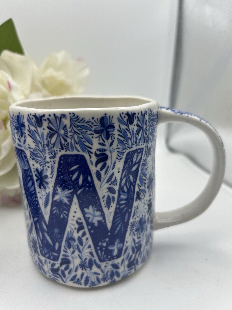 Monogram pieśni ludowej Anthropologie w kształcie litery „W” na obu kubkach. Niebiesko-biały wzór kwiatowy. zdjęcie 3