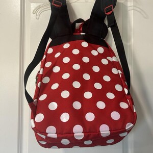 Mochila Disney Minnie Mouse roja con lunares y orejas con lazo en el bolsillo delantero imagen 17