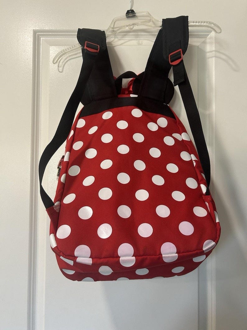 Mochila Disney Minnie Mouse roja con lunares y orejas con lazo en el bolsillo delantero imagen 17