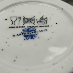 Monogram pieśni ludowej Anthropologie w kształcie litery „W” na obu kubkach. Niebiesko-biały wzór kwiatowy. zdjęcie 7
