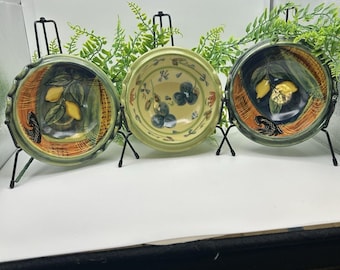 Miski na zupę autorstwa Nanette Vacher. Malowane ręcznie dla nastrojowego efektu. Seria wycofana z produkcji.