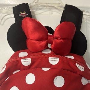 Mochila Disney Minnie Mouse roja con lunares y orejas con lazo en el bolsillo delantero imagen 2