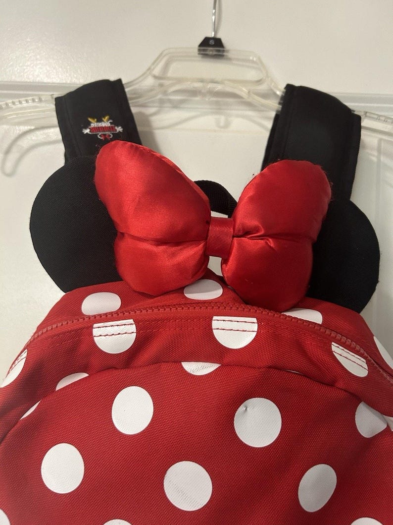 Mochila Disney Minnie Mouse roja con lunares y orejas con lazo en el bolsillo delantero imagen 2