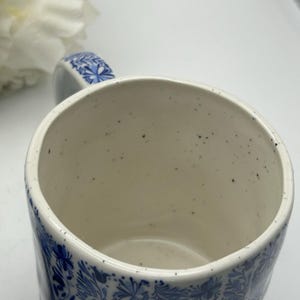Monogram pieśni ludowej Anthropologie w kształcie litery „W” na obu kubkach. Niebiesko-biały wzór kwiatowy. zdjęcie 8
