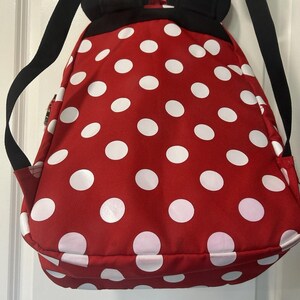 Mochila Disney Minnie Mouse roja con lunares y orejas con lazo en el bolsillo delantero imagen 12