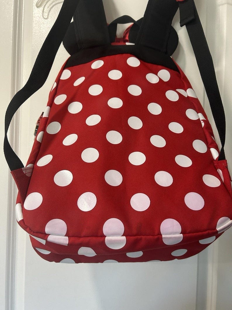 Mochila Disney Minnie Mouse roja con lunares y orejas con lazo en el bolsillo delantero imagen 12