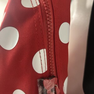 Mochila Disney Minnie Mouse roja con lunares y orejas con lazo en el bolsillo delantero imagen 10