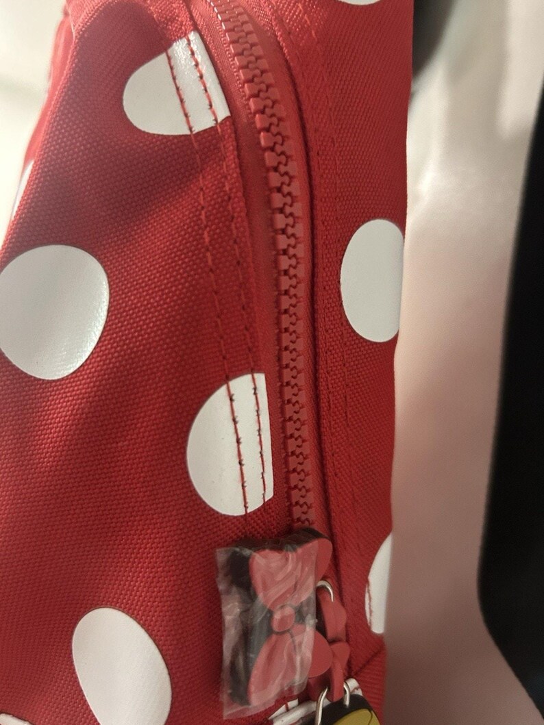 Mochila Disney Minnie Mouse roja con lunares y orejas con lazo en el bolsillo delantero imagen 10