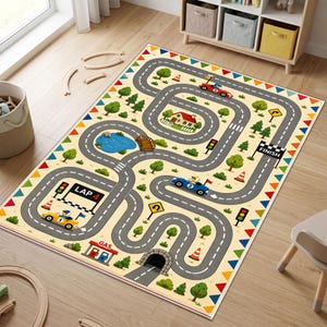 Op de afbeelding: Een rechthoekig vloerkleed met een kleurrijk racebaandesign op een lichte achtergrond. De baan bevat een finishlijn, een tankstation, een tunnel, een blauwe vijver en groene bomen. Drie raceauto's zijn zichtbaar en de rand is versierd met een patroon van kleine, veelkleurige driehoeken.