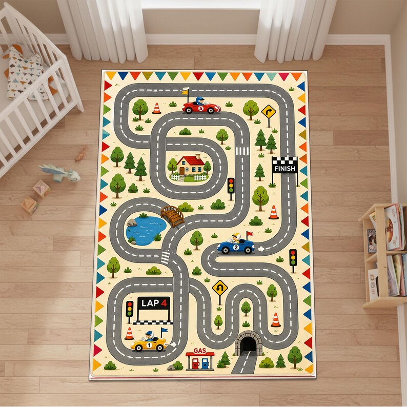 Op de afbeelding: Een rechthoekig vloerkleed met een kleurrijk racebaanontwerp op een lichte achtergrond. De baan bevat een finishlijn, een lap 4-bord, een tankstation, een tunnel, een blauwe vijver, groene bomen, verkeerslichten en drie raceauto's.