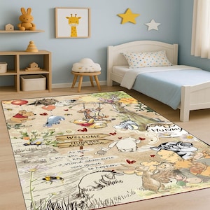 Puede incluir: Alfombra rectangular con un diseño del Bosque de los Cien Acres, con ilustraciones de Winnie the Pooh y sus amigos. La alfombra incluye el texto "WELCOME Hundred Acre Wood". La alfombra tiene un borde rojo y es adecuada para un dormitorio infantil. Mide aprox. 150 cm x 200 cm.