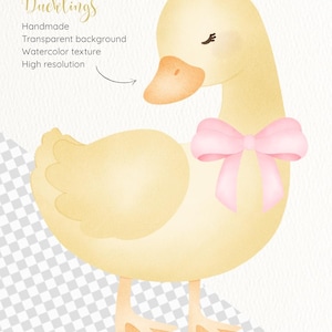 Puede incluir: Ilustraci&oacute;n en acuarela de un patito amarillo con un lazo rosa. El patito tiene un pico naranja y los ojos cerrados. El texto en la imagen dice "Ducklings", "Handmade", "Transparent background", "Watercolor texture" y "High resolution".