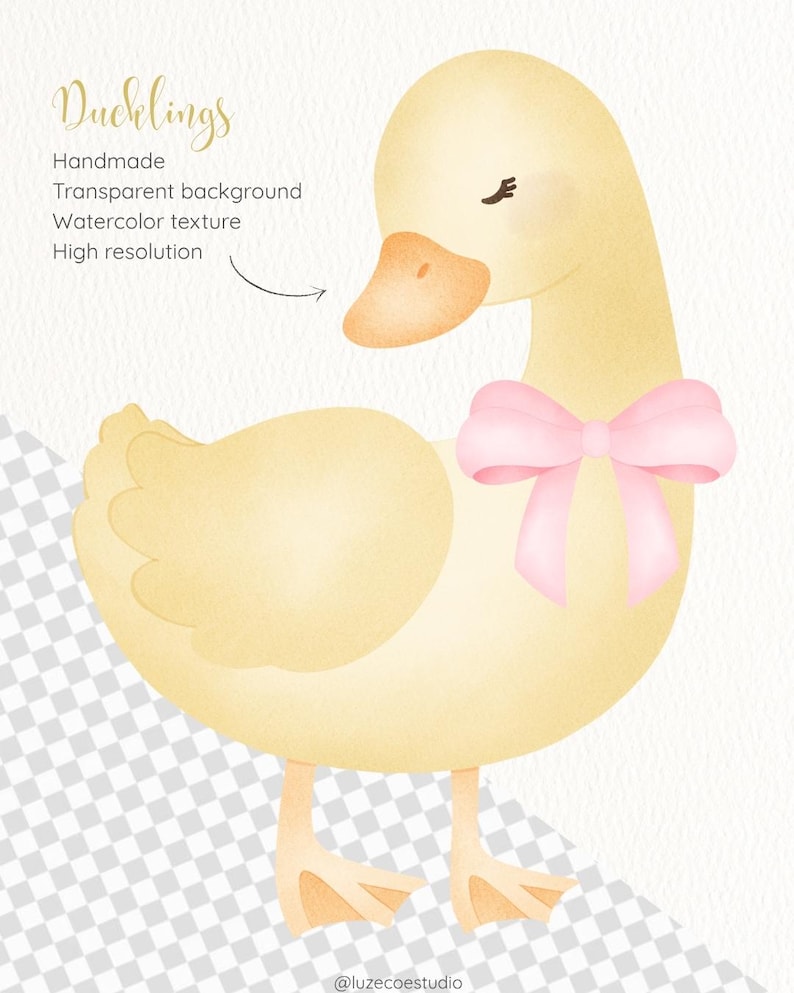 Puede incluir: Ilustraci&oacute;n en acuarela de un patito amarillo con un lazo rosa. El patito tiene un pico naranja y los ojos cerrados. El texto en la imagen dice "Ducklings", "Handmade", "Transparent background", "Watercolor texture" y "High resolution".