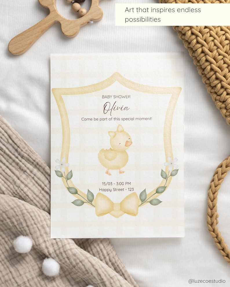 Puede incluir: Una invitaci&oacute;n para baby shower con un dise&ntilde;o de escudo amarillo, con una ilustraci&oacute;n de pato y detalles florales. La invitaci&oacute;n incluye el nombre "Olivia" y el texto "Come be part of this special moment!" y la fecha y hora.