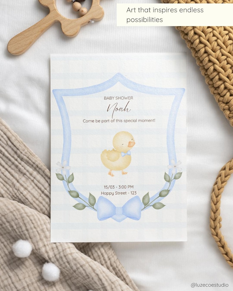 Puede incluir: Una invitaci&oacute;n para baby shower con una ilustraci&oacute;n en acuarela de un patito amarillo con una pajarita azul. La invitaci&oacute;n tiene un marco azul en forma de escudo con detalles florales y el nombre "Noah". El texto "Arte que inspira infinitas posibilidades" est&aacute; en la parte superior.