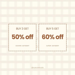 Puede incluir: Gr&aacute;fico promocional con fondo de cuadros beige. Dos rect&aacute;ngulos marrones con bordes discontinuos muestran texto. El cuadro izquierdo dice "COMPRA 3 OBT&Eacute;N 50% de descuento" y "CUP&Oacute;N: GET50OFF". El cuadro derecho dice "COMPRA 5 OBT&Eacute;N 60% de descuento" y "CUPOM: GET60OFF".