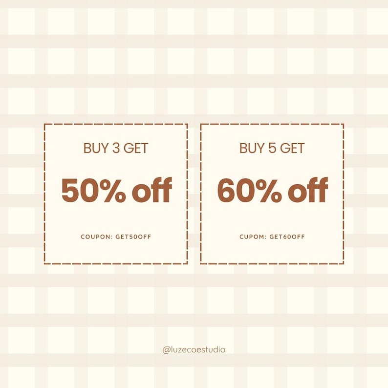 Puede incluir: Gr&aacute;fico promocional con fondo de cuadros beige. Dos rect&aacute;ngulos marrones con bordes discontinuos muestran texto. El cuadro izquierdo dice "COMPRA 3 OBT&Eacute;N 50% de descuento" y "CUP&Oacute;N: GET50OFF". El cuadro derecho dice "COMPRA 5 OBT&Eacute;N 60% de descuento" y "CUPOM: GET60OFF".