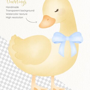 Puede incluir: Ilustraci&oacute;n en acuarela de un patito amarillo con un lazo azul claro. El patito tiene pico y patas naranjas, y los ojos cerrados. La palabra "Ducklings" est&aacute; escrita en una fuente de escritura en la parte superior de la imagen.