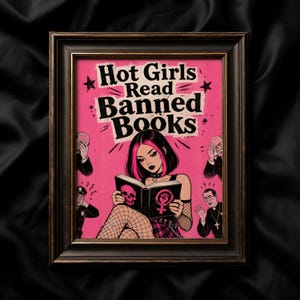 Könnte beinhalten: Gerahmter Druck mit dem Text "Hot Girls Read Banned Books" auf pinkfarbenem Hintergrund. Die Illustration zeigt eine Frau, die ein Buch mit einem Totenkopf und einem feministischen Symbol liest, umgeben von schockierten Figuren. Der Rahmen ist dunkelbraun.