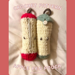 Może przedstawiać: Dwa ręcznie robione etui na długopisy w kształcie jabłka zrobione na szydełku. Jeden ma czerwoną górę i dół z zamkiem błyskawicznym, drugi ma zieloną górę i dół z zapięciem na guzik. Widoczny jest tekst "CROCHET PATTERN" i "APPLE PEN POUCH".
