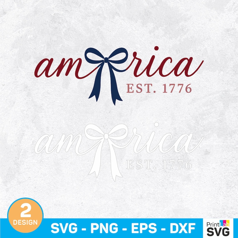 K&ouml;nnte beinhalten: Ein Design mit dem Wort "America" in einer Schreibschrift, wobei "am" in Burgunderrot und "rica" in Burgunderrot gehalten ist. Eine blaue Schleife ersetzt das "e". Der Text "EST. 1776" steht darunter. Enth&auml;lt eine wei&szlig;e Umrissversion.