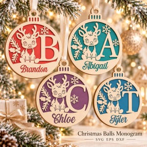 Peut inclure: Quatre décorations de Noël circulaires en bois avec des motifs découpés au laser représentant un renne, des flocons de neige et du houx. Chaque ornement affiche une grande lettre majuscule et un prénom : Brandon avec B, Abigail avec A, Chloe avec C et Tyler avec T.