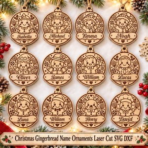 Pode incluir: Um conjunto de doze enfeites de Natal circulares de madeira com figuras de pão de mel cortadas a laser, incluindo motivos com laços, chapéus e presentes. Cada enfeite é gravado com um nome único como Isabella, Michael ou Emma.