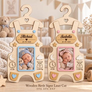 Può includere: Due targhe nascita in legno a forma di salopette da neonato con gruccia. Ognuna presenta una cornice portafoto, una targhetta con il nome Michael o Isabella, la data 20/09/2026, un orologio che segna le 12:20 e una bilancia da 3.250 Kg, decorate con stelle, lune e cuori.