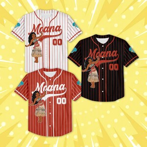 Puede incluir: Tres camisetas de b&eacute;isbol con la palabra "Moana". Las camisetas son rojas, negras y blancas con rayas verticales. Cada camiseta tiene una imagen de dibujos animados de Moana y el n&uacute;mero "00".