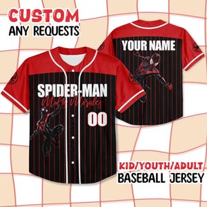 Pode incluir: Camisola de baseball vermelha e preta com o texto "SPIDER-MAN Miles Morales 00" na frente. A camisola tem um gr&aacute;fico do Homem-Aranha e as palavras "YOUR NAME" nas costas. Dispon&iacute;vel em tamanhos para crian&ccedil;as, jovens e adultos.