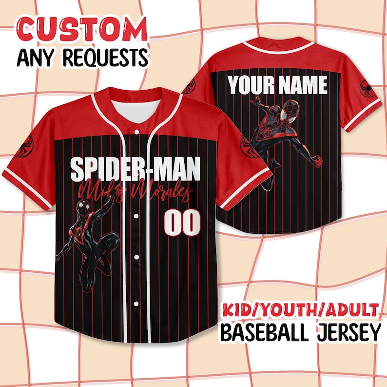 Pode incluir: Camisola de baseball vermelha e preta com o texto "SPIDER-MAN Miles Morales 00" na frente. A camisola tem um gr&aacute;fico do Homem-Aranha e as palavras "YOUR NAME" nas costas. Dispon&iacute;vel em tamanhos para crian&ccedil;as, jovens e adultos.