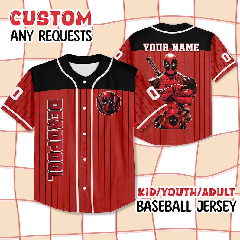 K&ouml;nnte beinhalten: Rotes und schwarzes Baseball-Trikot mit wei&szlig;en Akzenten. Das Trikot zeigt das Wort "DEADPOOL" vertikal auf der Vorderseite und eine Deadpool-Grafik. Die R&uuml;ckseite hat eine Deadpool-Grafik und den Text "YOUR NAME".