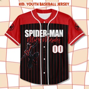 Pode incluir: Uma camisa de beisebol vermelha, preta e branca com o texto "SPIDER-MAN Miles Morales" e o n&uacute;mero "00". A camisa tem um gr&aacute;fico do Homem-Aranha e as palavras "Kid, Youth Baseball Jersey" no topo.