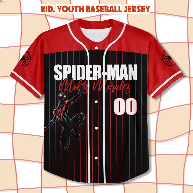 Pode incluir: Uma camisa de beisebol vermelha, preta e branca com o texto "SPIDER-MAN Miles Morales" e o n&uacute;mero "00". A camisa tem um gr&aacute;fico do Homem-Aranha e as palavras "Kid, Youth Baseball Jersey" no topo.