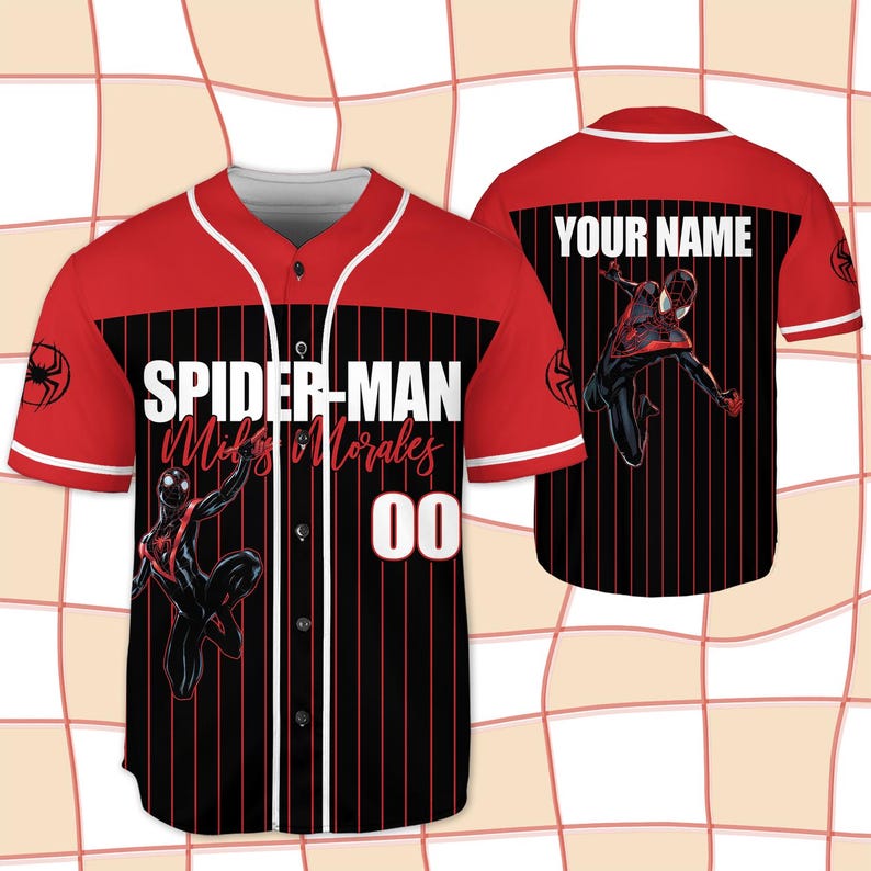Pode incluir: Camisola de baseball do Homem-Aranha vermelha e preta com o texto "SPIDER-MAN Miles Morales 00". A camisola apresenta um gr&aacute;fico do Homem-Aranha e uma frente branca com bot&otilde;es. A parte de tr&aacute;s da camisola tem o texto "YOUR NAME".
